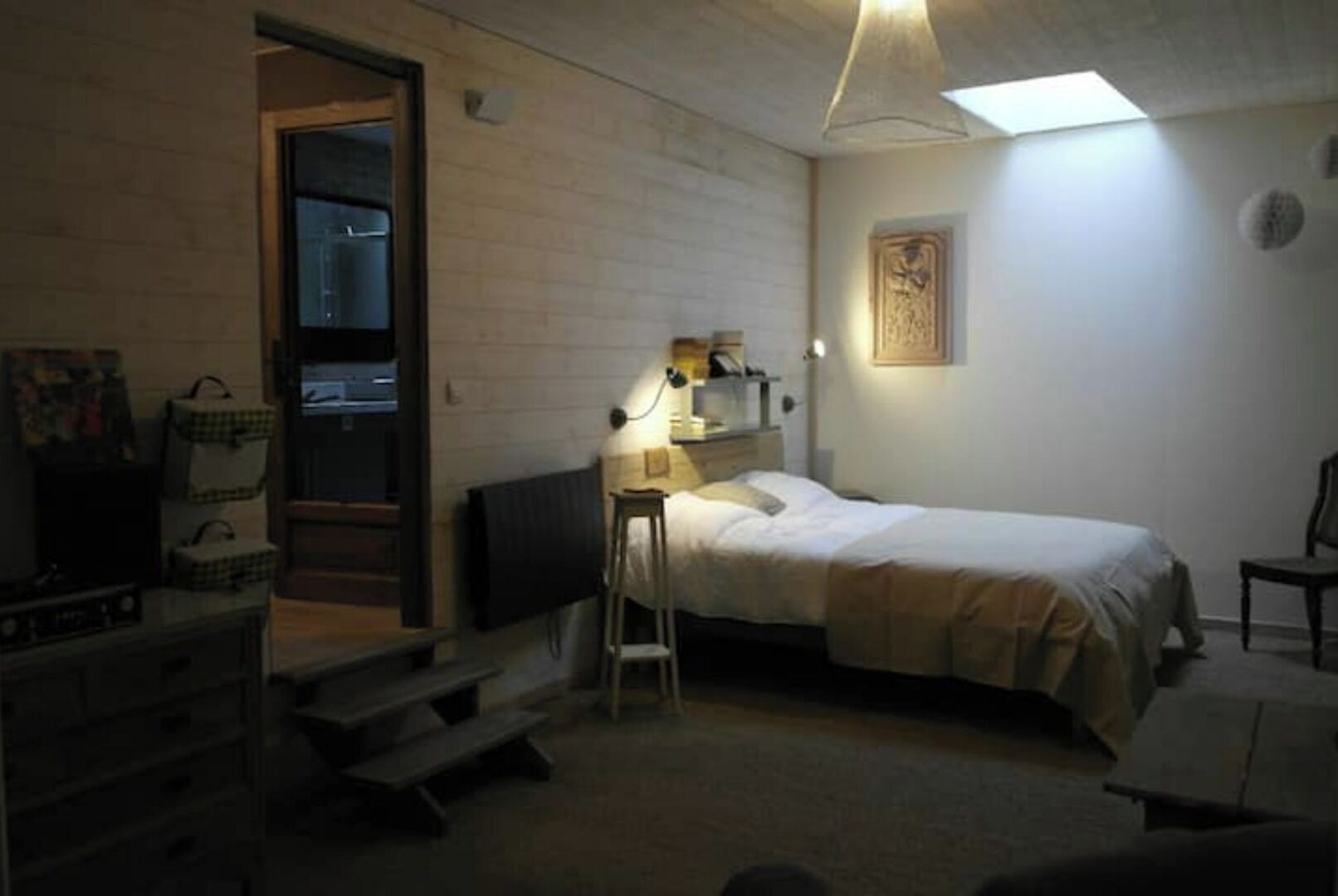 3 bedrooms, desk, iron/ironing board, bed sheets