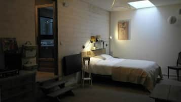 3 bedrooms, desk, iron/ironing board, bed sheets