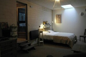 3 habitaciones, escritorio y tabla de planchar con plancha 