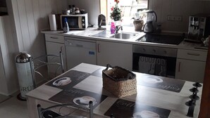Cafetera y tetera, refrigerador, microondas y horno 