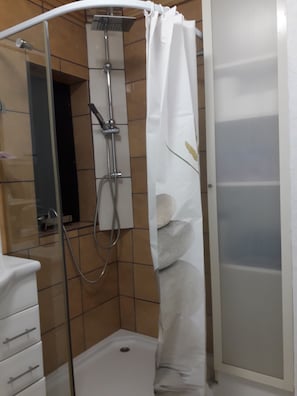 Shower, towels, toilet paper - Vacation home ALTE SCHEUNE up to 5 persons / 3 bedrooms in a quiet location (Liessow)