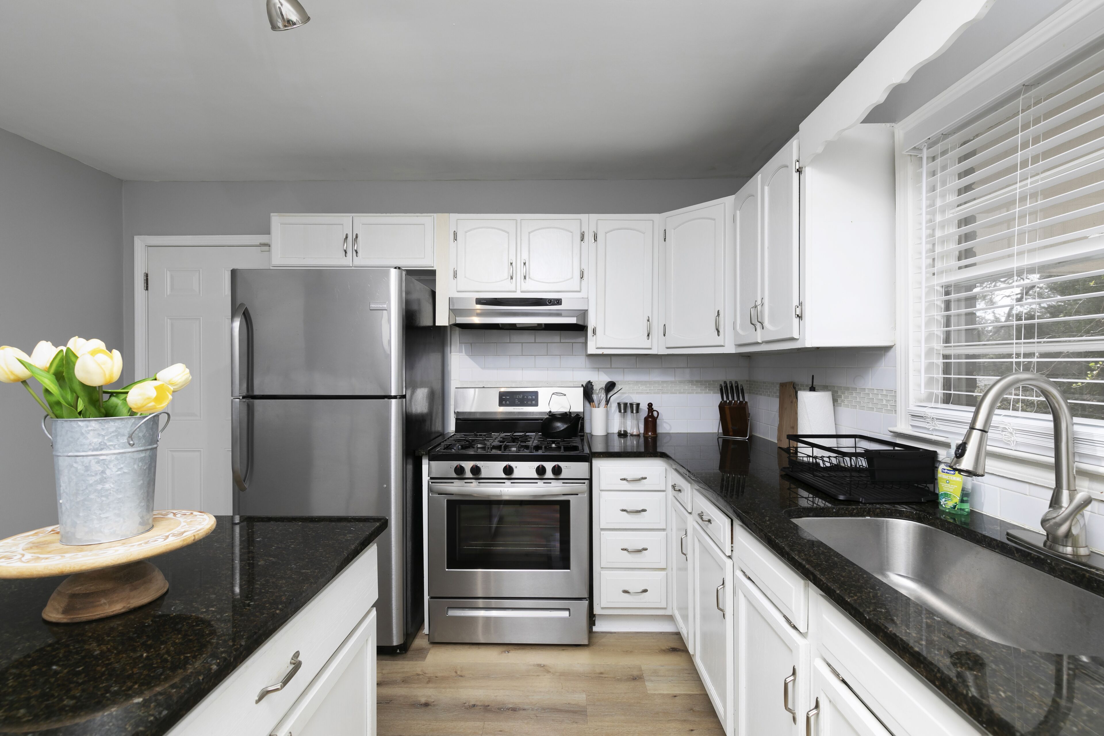 Geladeira, fogão, cooktop, lava-louças