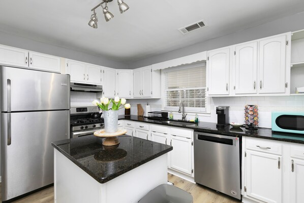 Fridge, oven, stovetop, dishwasher