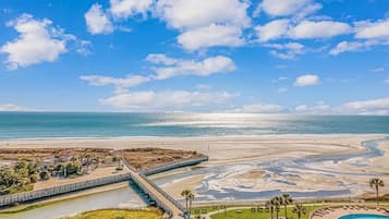 Plage, chaises longues, serviettes de plage