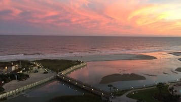 En la playa, camastros y toallas de playa
