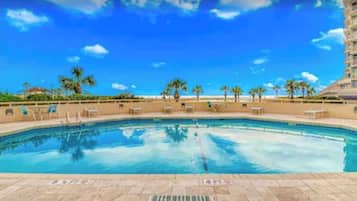 Alberca techada y alberca al aire libre