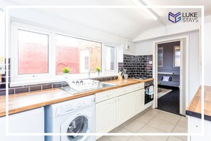 Kühlschrank, Mikrowelle, Herdplatte, Toaster