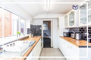 Køleskab, mikrobølgeovn, kogeplade, brødrister