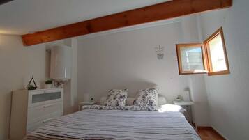 1 chambre, fer et planche Ă repasser