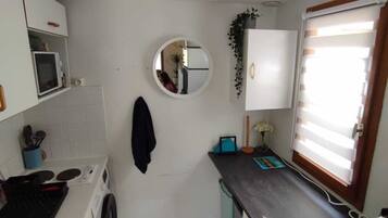 Fridge, microwave, oven, coffee/tea maker