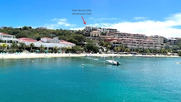Plage à proximité, chaises longues, serviettes de plage