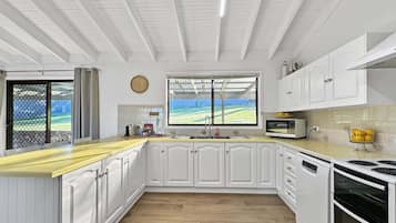 Frigorífico, microondas, horno y placa de cocina