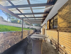 Outdoor dining - Pet-friendly Private Retreat with Large Backyard (Surf Beach)