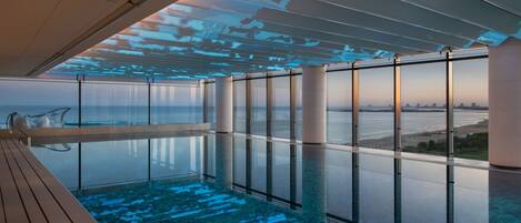 Sisäuima-allas, kauden mukainen ulkouima-allas