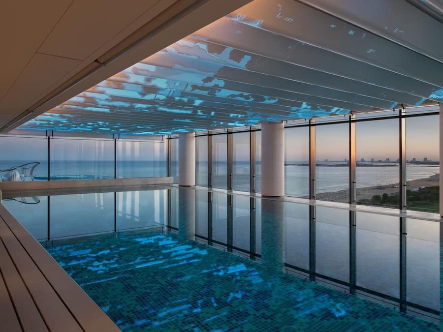 Indendørs pool, sæsonbestemt udendørs pool