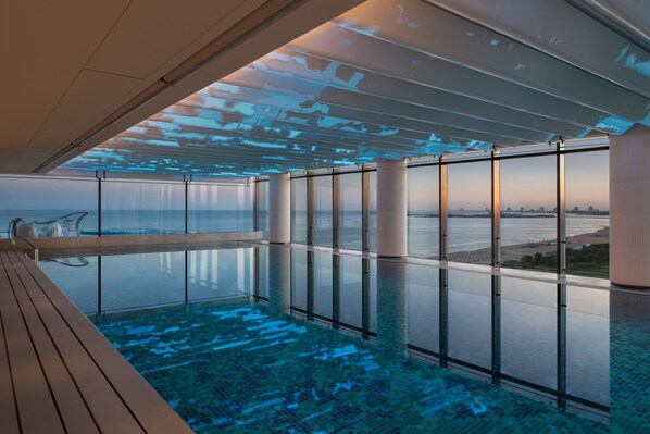 Indoor pool, seasonal outdoor pool - Qinhuangdao Marriott Resort (Qinhuangdao)