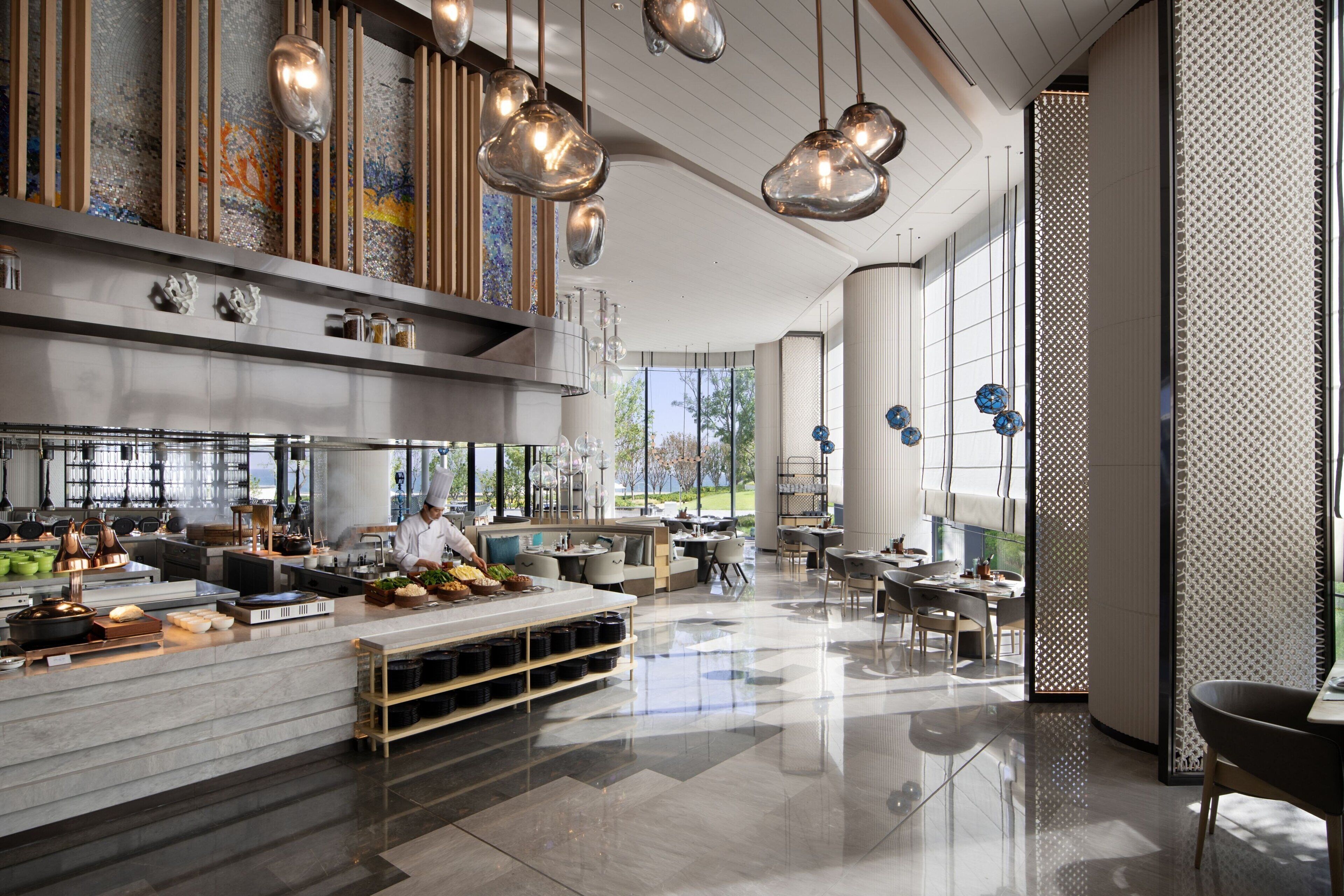 2 restaurantes; se sirven desayunos, almuerzos, cenas y cocina china 