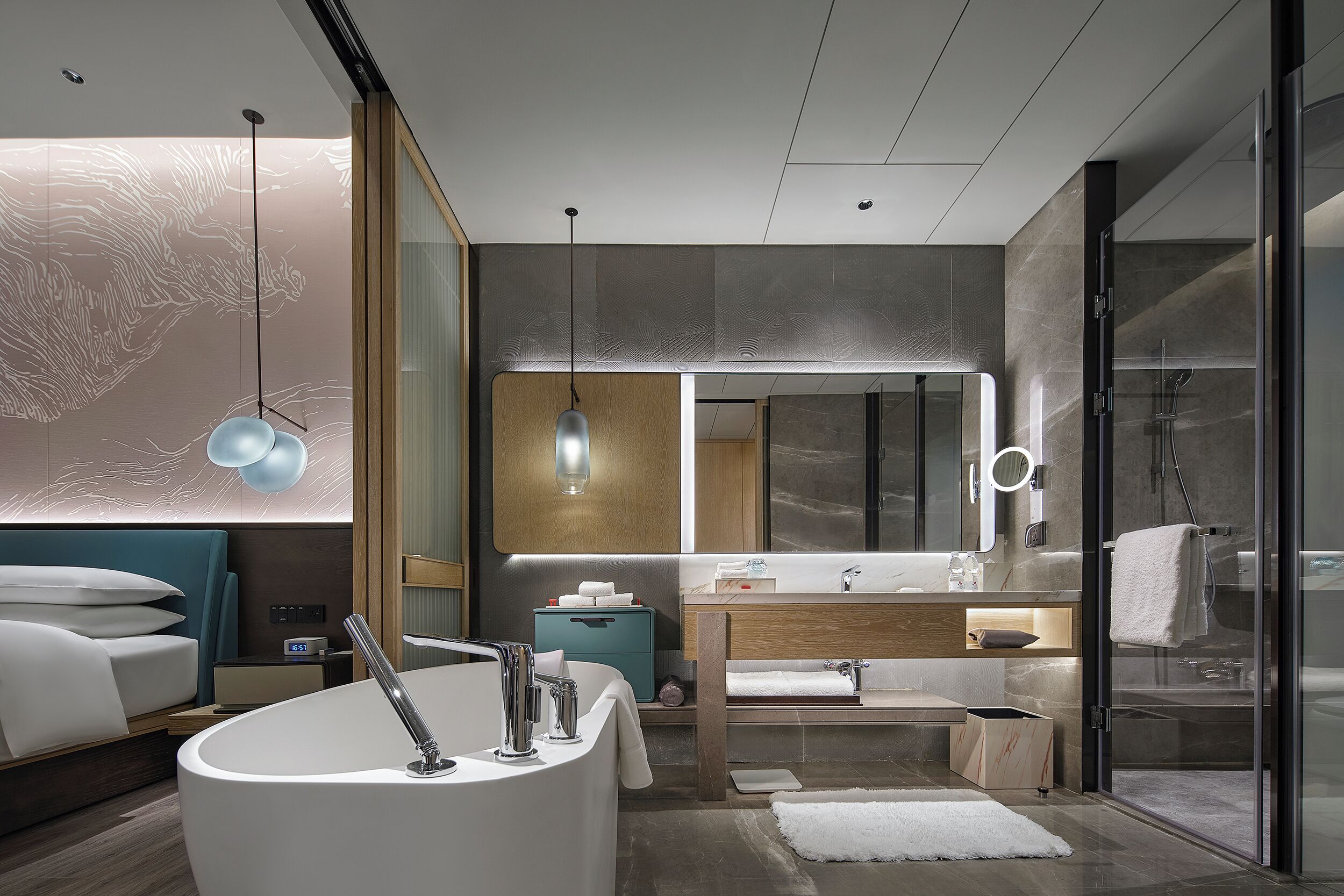 Une salle de bain moderne avec une baignoire sur pieds, un meuble-lavabo avec miroir et un espace douche.