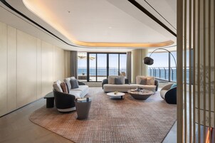 尊荣套房, 1 张特大床, 阳台 (View) | 起居区