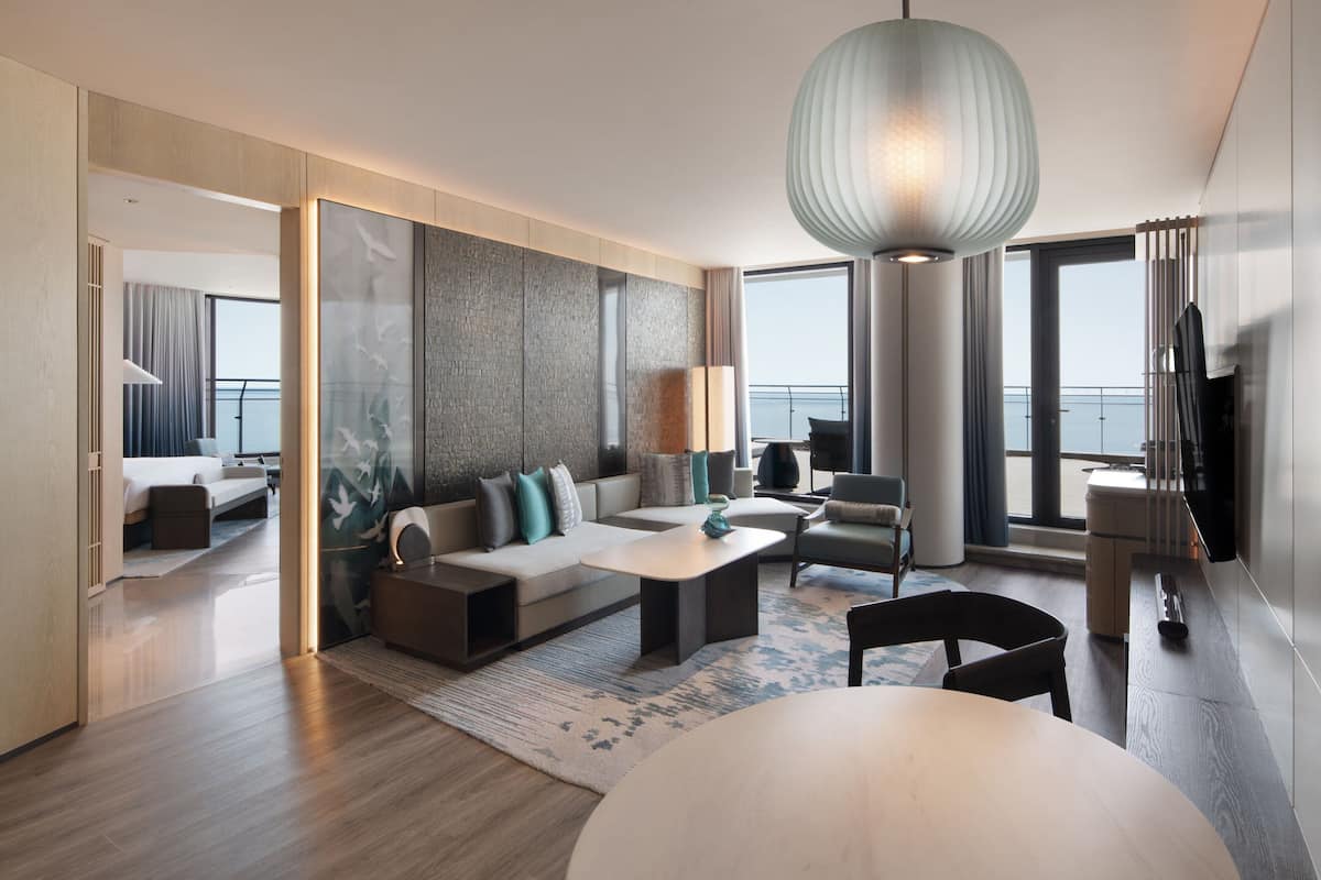 Suite, 1 cama King size, para no fumadores, balcón (View) | 1 habitación, ropa de cama de alta calidad, edredón y minibar