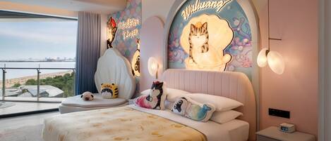 Un dormitorio moderno con una cama grande, vista a la ciudad y un mural de un gato en la pared.