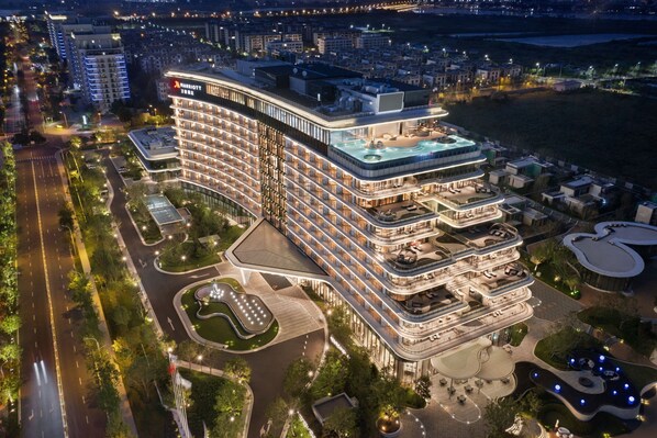 A multi-story hotel with a rooftop pool and landscaped grounds. - Qinhuangdao Marriott Resort (Qinhuangdao)