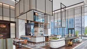 Ein modernes Interieur mit Barbereich, Sitzgelegenheiten und einem großen Fenster, das für natürliches Licht sorgt.