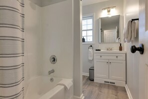 Combined shower/tub, free toiletries, hair dryer