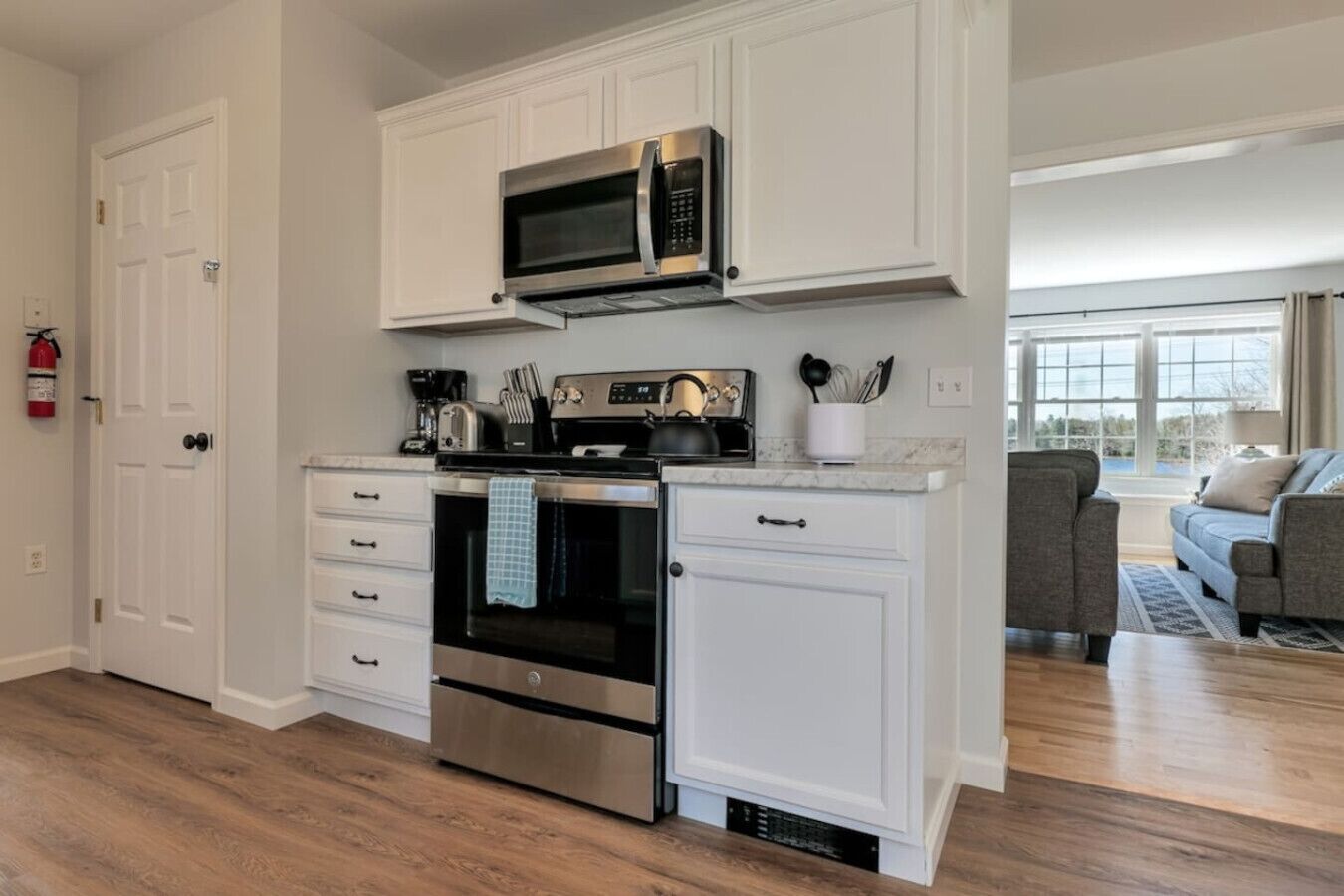 ثلاجة، ميكروويف، فرن، موقد طهي مسطح