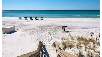 Sulla spiaggia, lettini da mare