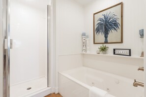 Dusche, Whirlpool, Haartrockner, Handtücher