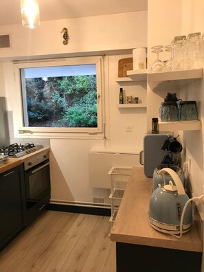 Frigorifero, microonde, forno, piano cottura