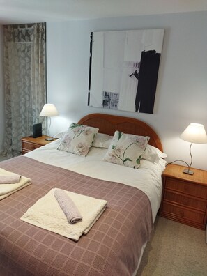 2 chambres, bureau, fer et planche à repasser, lit parapluie