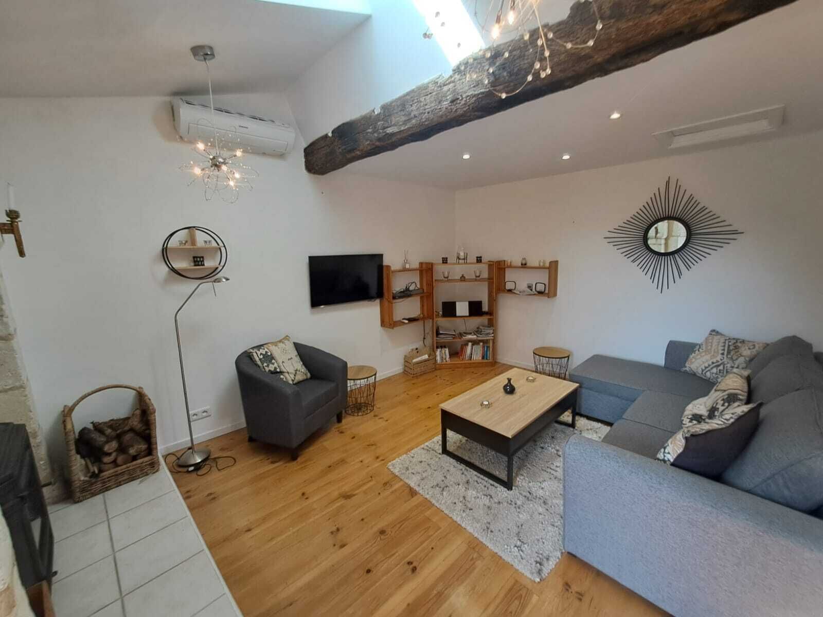 Televisie, een open haard, een dvd-speler en boeken