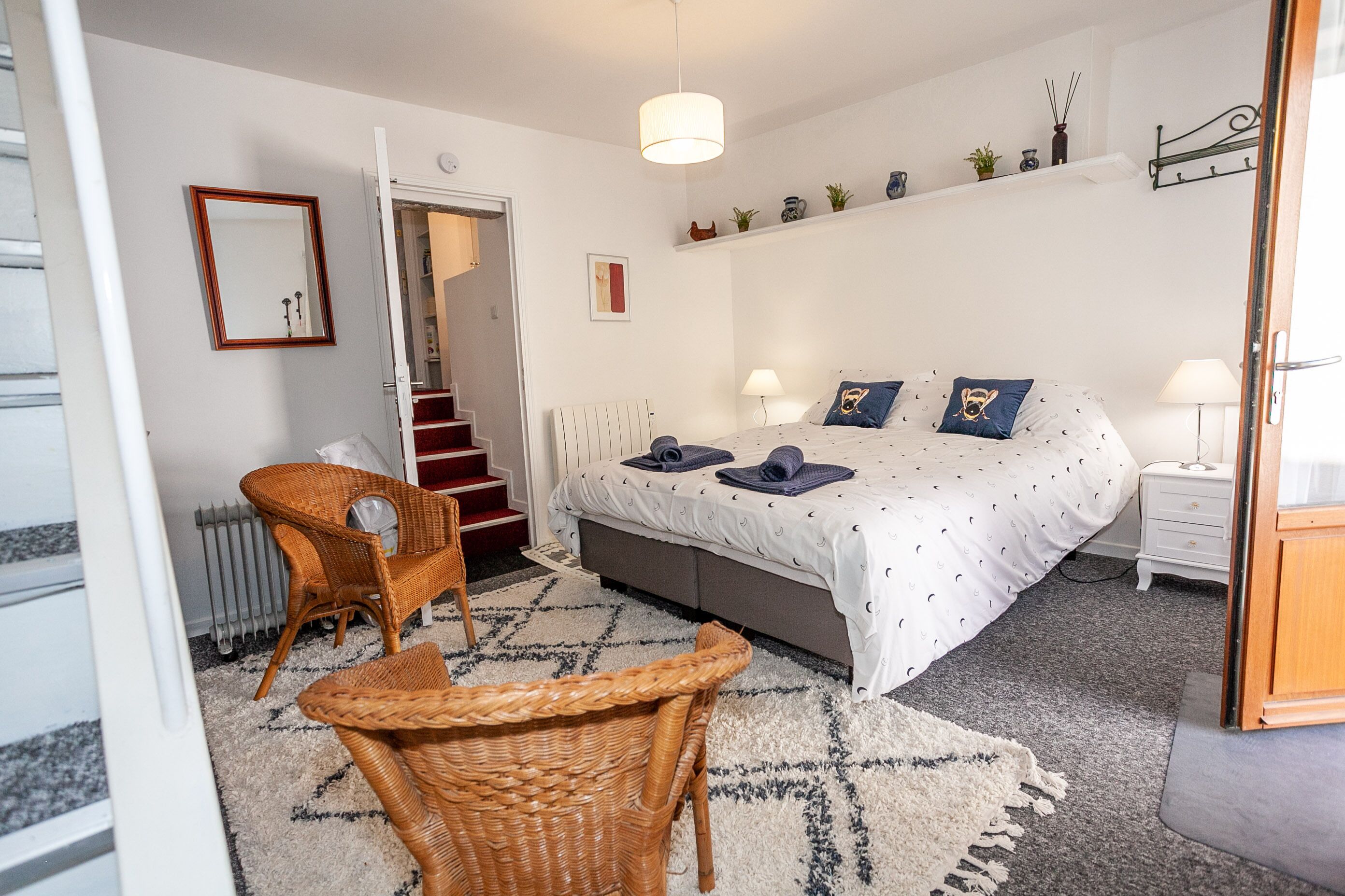 2 slaapkamers, een bureau, een strijkplank/strijkijzer, reisbedje