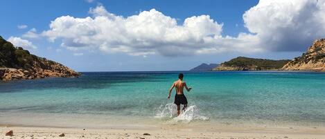 Una spiaggia nelle vicinanze, lettini da mare, teli da spiaggia