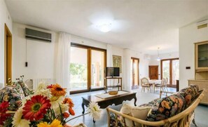 Dining - VILLA IN THE PINE FOREST WITH SWIMMING POOL AND PRIVATE BEACH (Sardegna)