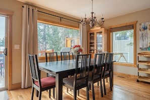 Dining - 3 Bears Cabin | Games Room | Firepit | Lux Kitchen (Invermere)