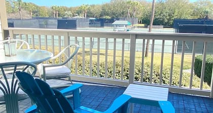 Quiet cozy villa overlooking tennis walk to pool