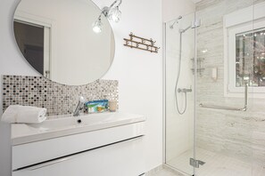 Een douche, gratis toiletartikelen, een haardroger, handdoeken
