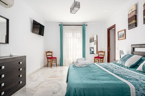 3 slaapkamers, een strijkplank/strijkijzer, reisbedje, gratis wifi
