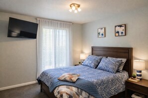 2 habitaciones, escritorio y tabla de planchar con plancha 