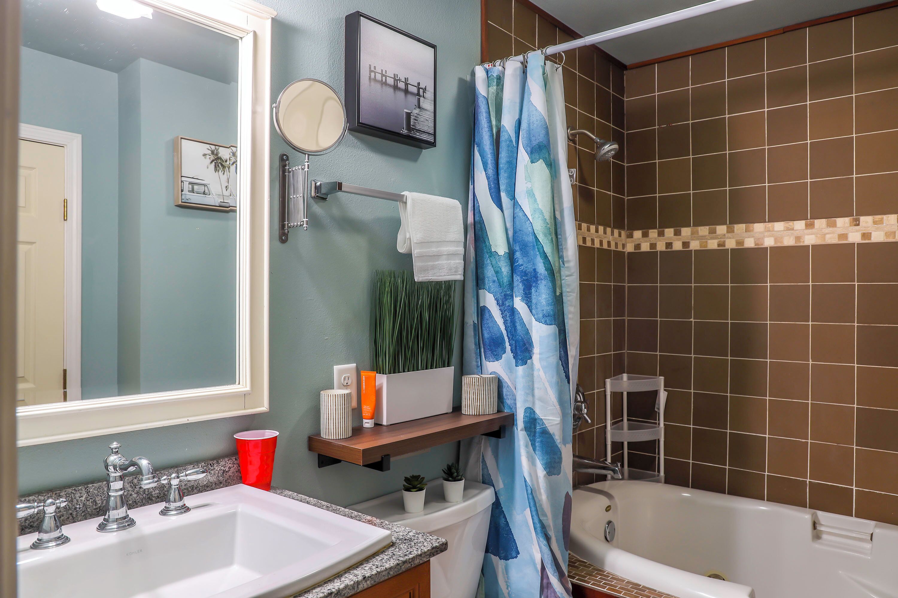 Secador de cabelo, toalhas de banho