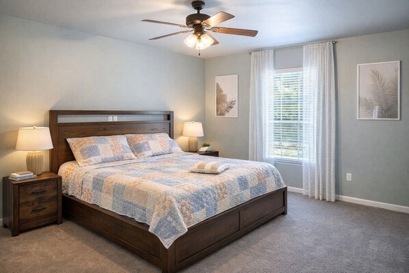 2 chambres, bureau, fer et planche à repasser, lit de bébé portatif