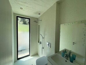 Shower, free toiletries - Krum's Little Secret Villa (Vourvourou)