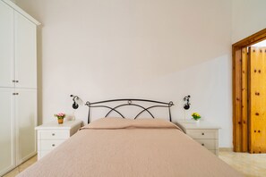 1 habitación y tabla de planchar con plancha 