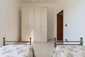 2 chambres, fer et planche Ă repasser