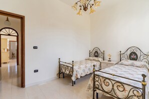 2 chambres, fer et planche à repasser