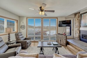 Smart TV, fireplace, DVD player, books - LUXURY 2BR 2BA SKI-IN/SKI-OUT Gorgeous Updated Condo with Amazing MTN VIEWS! #74 (Granby)