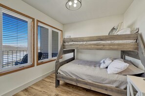 2 habitaciones, tabla de planchar con plancha y cuna de viaje 